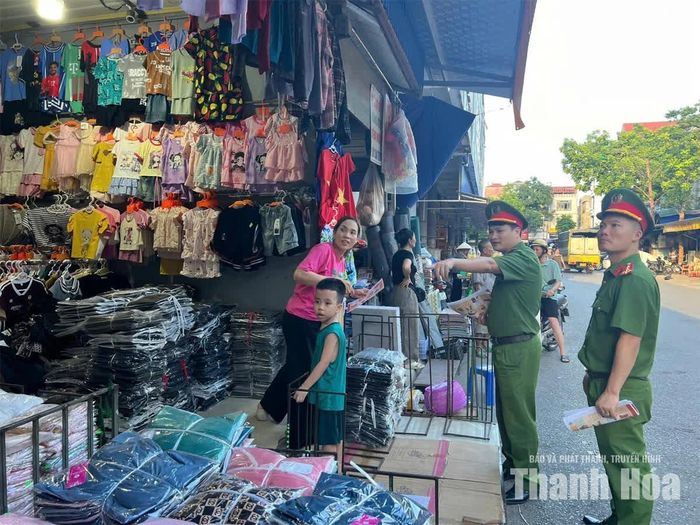 Phòng Cảnh sát PCCC và CNCH, Công an tỉnh Thanh Hóa, tuyên truyền đến các tiểu thương tại chợ Vườn Hoa (phường Hạc Thành) nâng cao cảnh giác trong PCCC.