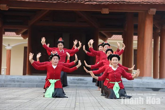 Bà Lê Thị Bàng (đầu hàng bên trái) cùng những người yêu chèo luyện tập trò Múa đèn.