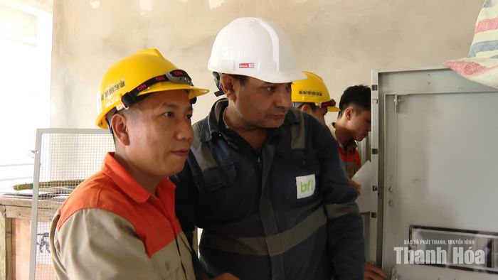 Các kỹ sư kiểm tra các tổ hợp máy.