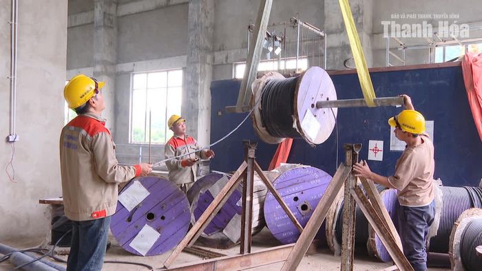 Tranh thủ thời tiết thuận lợi, công nhân thi công đẩy nhanh tiến độ.