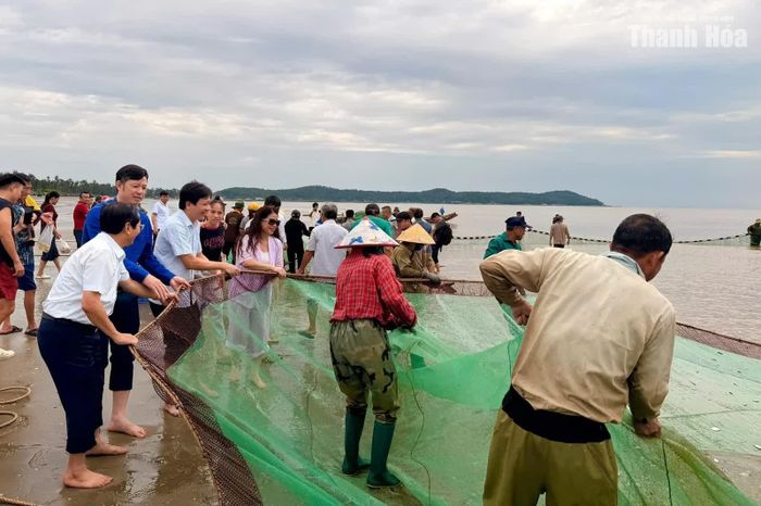 Du khách trải nghiệm kéo lưới.