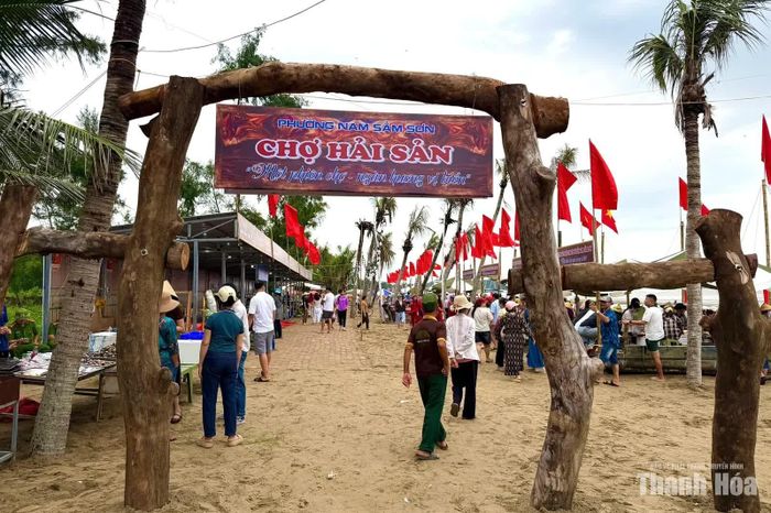Không gian Chợ hải sản “Một phiên chợ - Ngàn hương vị biển”.
