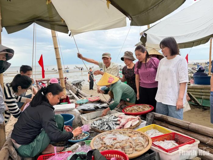 Đông đảo du khách vừa tham quan và mua sắm tại chợ.