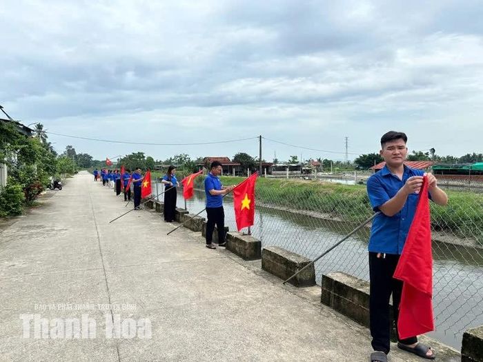 Đoàn viên, thanh niên xã Hoằng Châu cũng thực hiện “Đường cờ Tổ quốc” dài 2km tại thôn Hải Châu.
