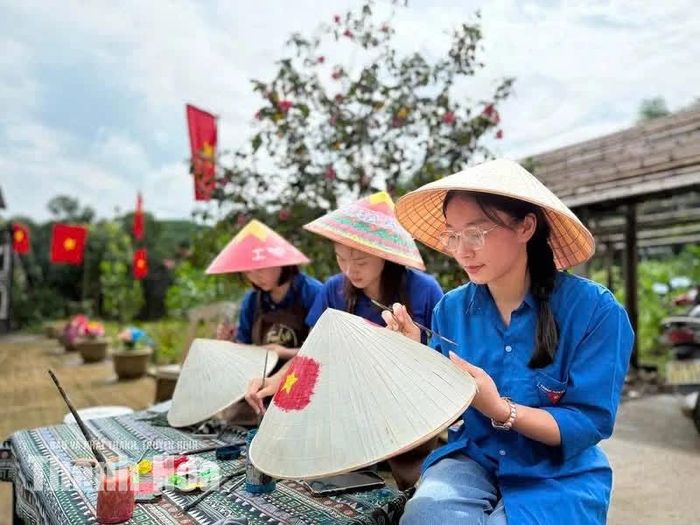 Từ những chiếc nón lá thân thuộc đến những bức tranh 3D đầy màu sắc, mỗi tác phẩm là một câu chuyện riêng, thể hiện trí tưởng tượng, sự khéo léo và khả năng sáng tạo của các bạn trẻ.