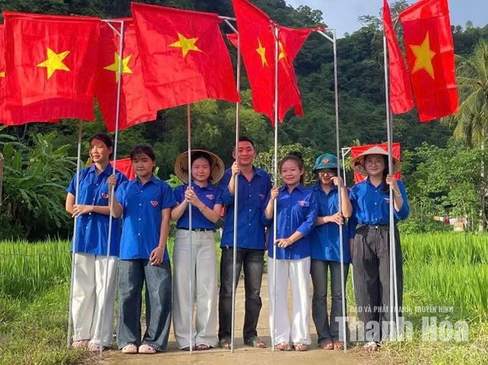 Tại xã Quý Lương, đoàn viên, thanh niên phối hợp với Chi hội Phụ nữ thôn Lương Ngoại thực hiện công trình “Đường cờ Tổ quốc”.
