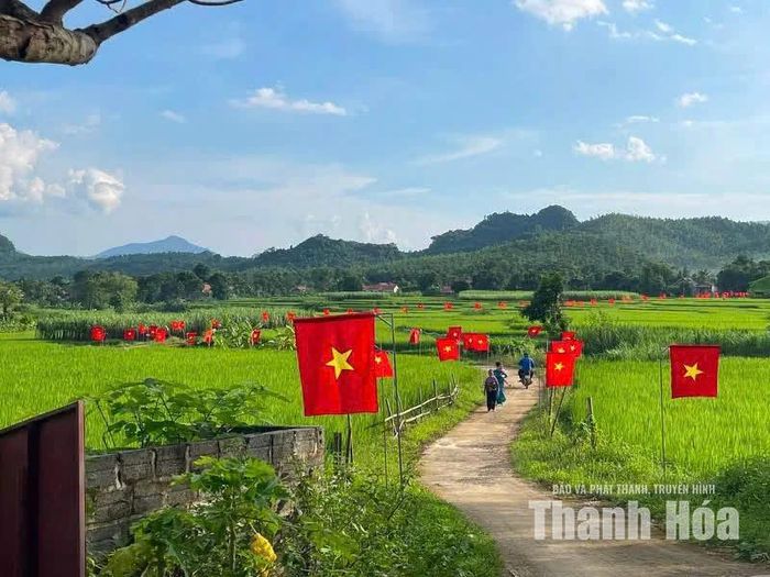 Những lá cờ đỏ sao vàng treo dọc tuyến đường góp phần tạo cảnh quan rực rỡ, thể hiện tình yêu quê hương, đất nước của cán bộ, đoàn viên, hội viên và Nhân dân.