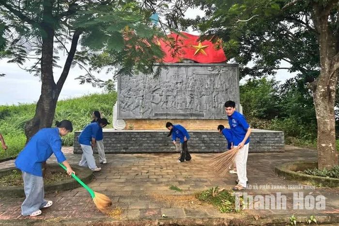 Tại Di tích Cồn Ba Cây (xã Hoằng Châu) đoàn viên, thanh niên tổ chức quét dọn, vệ sinh khuôn viên di tích.