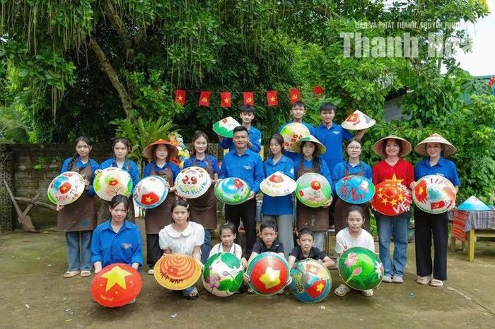 Đoàn xã Ngọc Liên phối hợp với Trạm Vẽ tổ chức chương trình trải nghiệm “Vẽ nón Workshop và tranh 3D Acrylic” với chủ đề “Tôi yêu Tổ quốc tôi”, thu hút nhiều đoàn viên, thanh thiếu nhi tham gia.