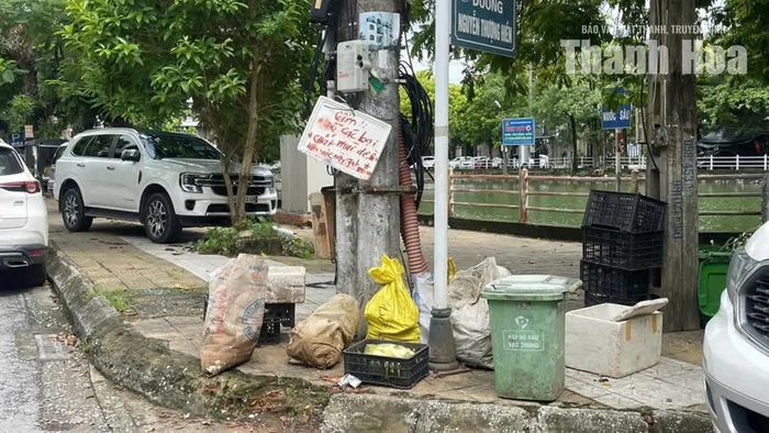 Tuy nhiên, cùng thời điểm các đống rác cũ ở một số địa điểm nêu trên được dọn đi, một điểm tập kết rác thải tự phát mới lại xuất hiện. Mặc dù đã có biển cấm đổ rác, nhưng một số người dân vẫn mang rác vứt bừa bộn tại gốc cây cột điện tại đường Nguyễn Thượng Hiền. (Ảnh chụp lúc 9 giờ 45 phút, sáng 31/8).