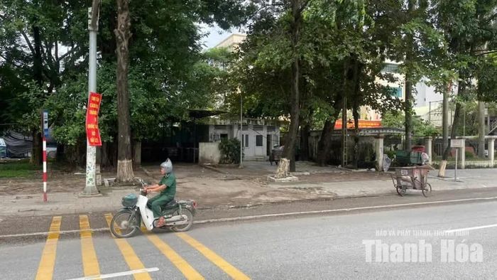 Theo ghi nhận của phóng viên, đến 9 giời 45 phút sáng 31/8, tất các các điểm người dân đổ rác thải sinh hoạt, vật dụng gia đình đã được công nhân Công ty Cổ phần Môi trường và Công trình đô thị Thanh Hóa thu dọn, đảm bảo cảnh quan môi trường xanh - sạch - đẹp.