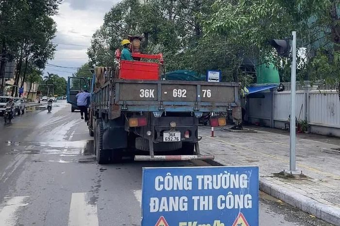 Ngay sau khi xuất hiện tình trạng rác thải đổ không đúng nơi quy định, để đảm bảo vệ sinh, cảnh quan môi trường, công nhân Công ty Cổ phần Môi trường và Công trình đô thị Thanh Hóa đã có mặt, kịp thời thu dọn rác thải về nơi tập kết.