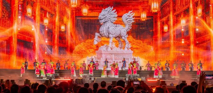 Những chất liệu văn hóa truyền thống được đưa vào các tiết mục trình diễn hiện đại. Ảnh: UBND TP Huế