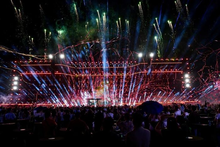 Không gian Quảng trường Hà Huy Tập rực sáng trong đêm khai mạc Huế Wonderverse Music Fest 2026. Ảnh: UBND TP Huế