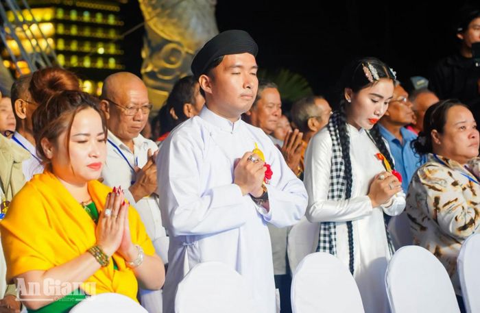 Đông đảo phật tử và du khách chắp tay cầu nguyện trong không khí trang nghiêm trên đỉnh Núi Cấm.