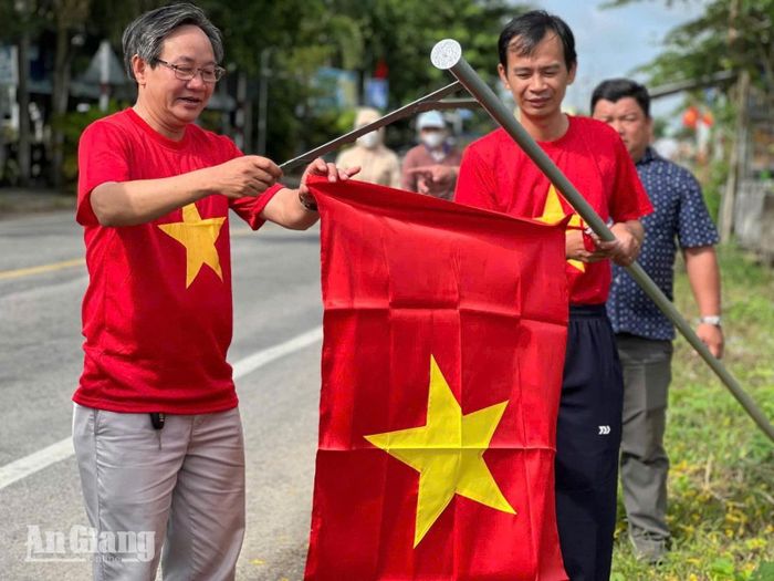 Ra mắt mô hình “Dân vận khéo - Tuyến đường cờ Tổ quốc kiểu mẫu”.