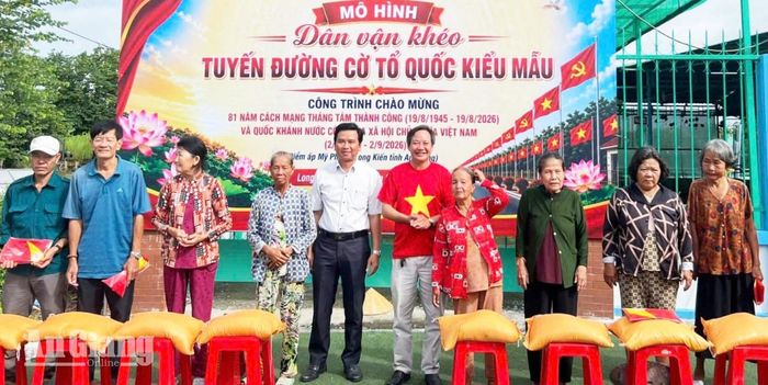 Trao tặng quà cho các hộ dân có hoàn cảnh khó khăn.