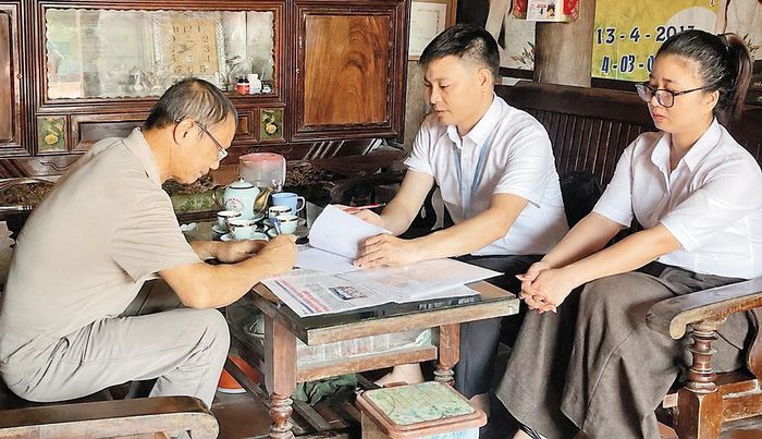  Thành viên Tổ hành chính công xung kích xã Sơn Động đến nhà hỗ trợ người dân giải quyết thủ tục hành chính. 