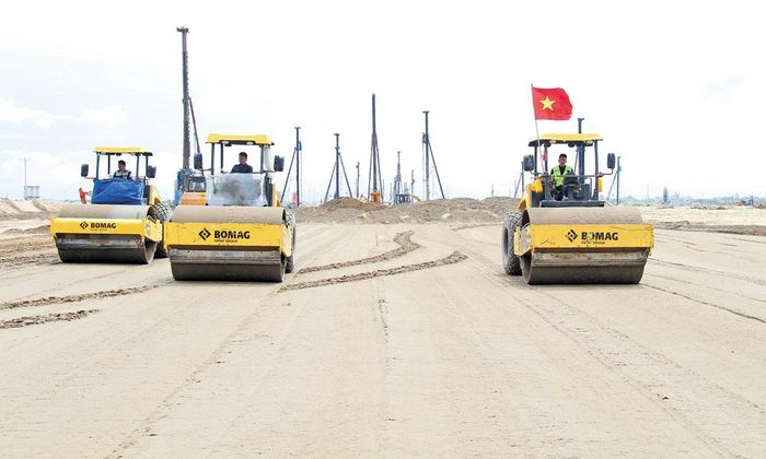 Các đơn vị thi công đang đẩy nhanh tiến độ xây dựng sân bay Gia Bình.