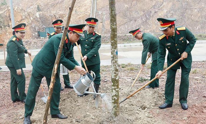  Các đồng chí lãnh đạo Bộ Chỉ huy Quân sự tỉnh Bắc Ninh tham gia trồng cây xanh tại đơn vị. 