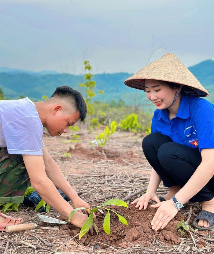  Chiến sĩ Trường bắn Quốc gia khu vực 1 và đoàn viên thanh niên địa phương tham gia trồng rừng. 