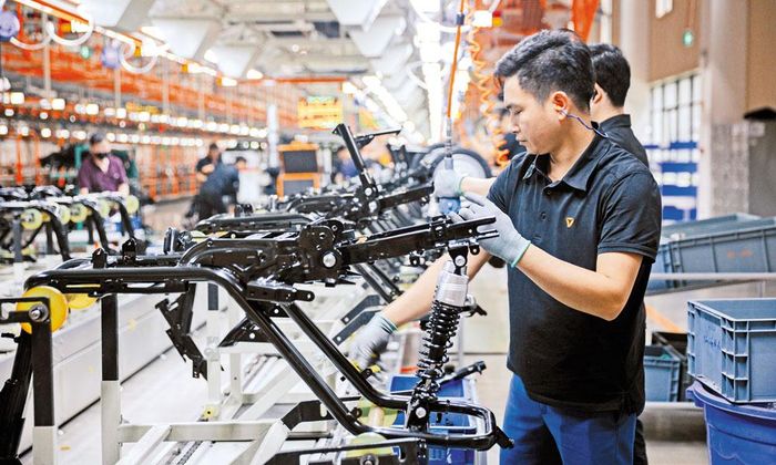  Lắp ráp sản phẩm tại Công ty trách nhiệm hữu hạn Khoa học kỹ thuật Yadea (Việt Nam) trong Khu công nghiệp Tân Hưng. 