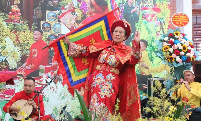 Nghệ nhân dân gian Trần Thị The (xã Trung Chính) thực hành diễn xướng chầu văn. 