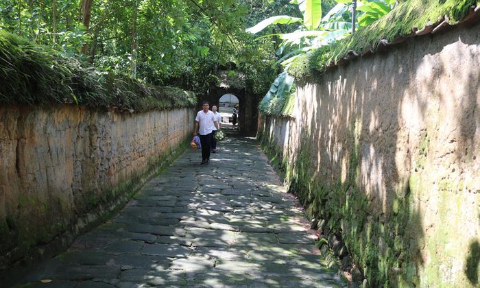  Cổng chùa Bổ Đà (phường Vân Hà) rêu phong, cổ kính. 