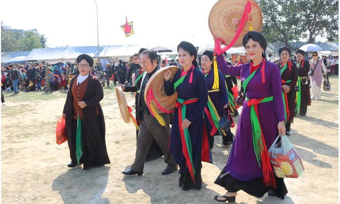  Chị hai, chị ba quan họ xúng xính trảy hội xuân. 