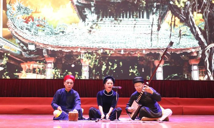  Thành viên câu lạc bộ ca trù phường Thuận Thành thực hành diễn xướng ca trù. 