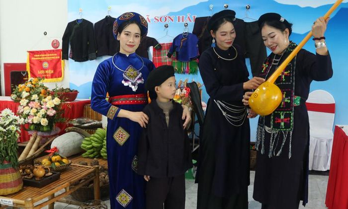 Nối tiếp các thế hệ giữ gìn thực hành di sản hát then, đàn tính.