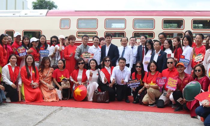 Khách du lịch đoàn tàu Hà Nội 5 cửa ô tham gia hành trình Thăng Long - Kinh Bắc.
