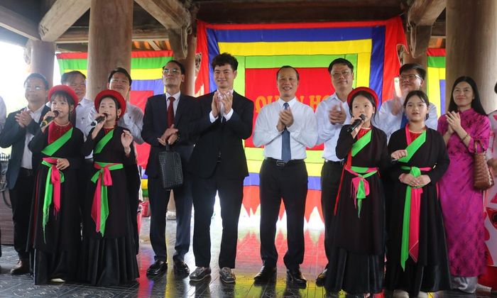 Lãnh đạo tỉnh cùng các đại biểu thưởng thức dân ca quan họ tại thủy đình đền Đô (phường Từ Sơn).