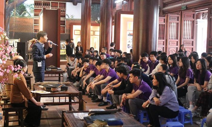 Trung tâm bảo tồn tranh dân gian Đông Hồ (phường Thuận Thành) là điểm đến hấp dẫn, thu hút nhiều đoàn học sinh, sinh viên trong và ngoài tỉnh.