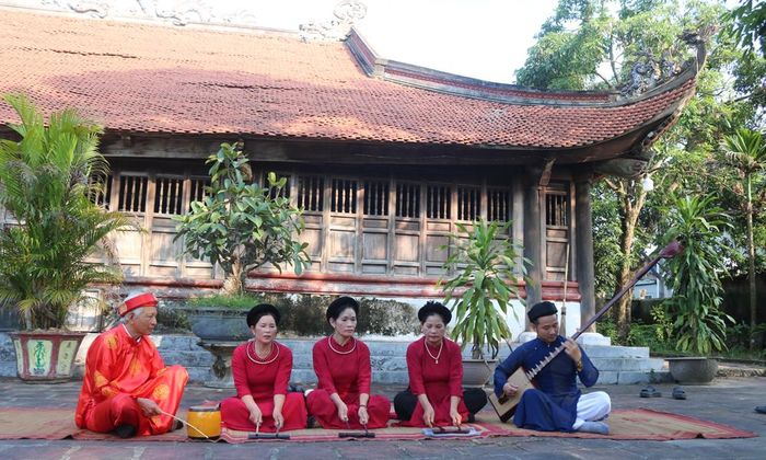 Diễn xướng ca trù tại di tích quốc gia đình Lỗ Hạnh (xã Hiệp Hòa).