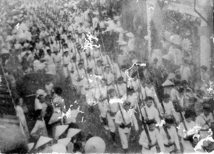 Cuộc tuần hành thị uy ở Hội An sau khi giành chính quyền thắng lợi ngày 18/8/1945. Ảnh: Tư liệu