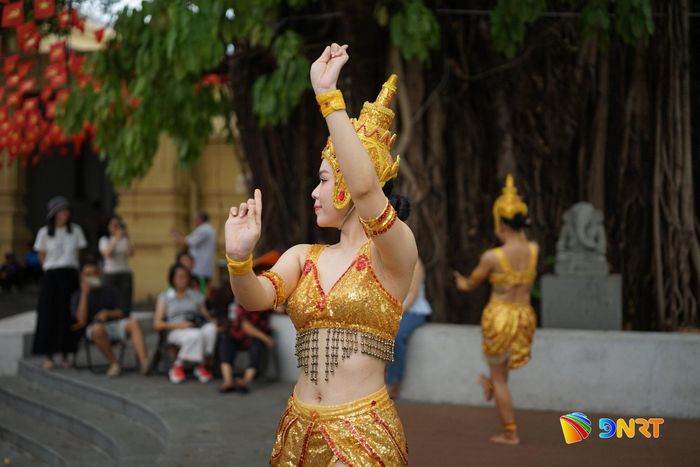 Những vũ công uyển chuyển trong vũ điệu Apsara. Ảnh: XUÂN SƠN