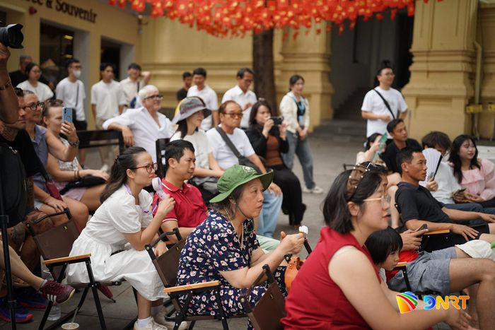 Chương trình thu hút sự theo dõi của đông đảo du khách trong và ngoài nước. Ảnh: XUÂN SƠN
