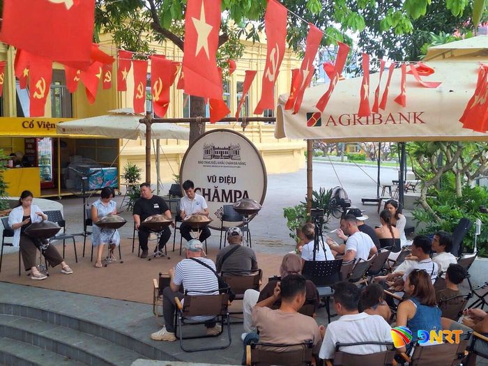 Du khách trải nghiệm những thanh âm từ handpan trong khuôn viên Bảo tàng Điêu khắc Chăm Đà Nẵng. Ảnh: XUÂN SƠN