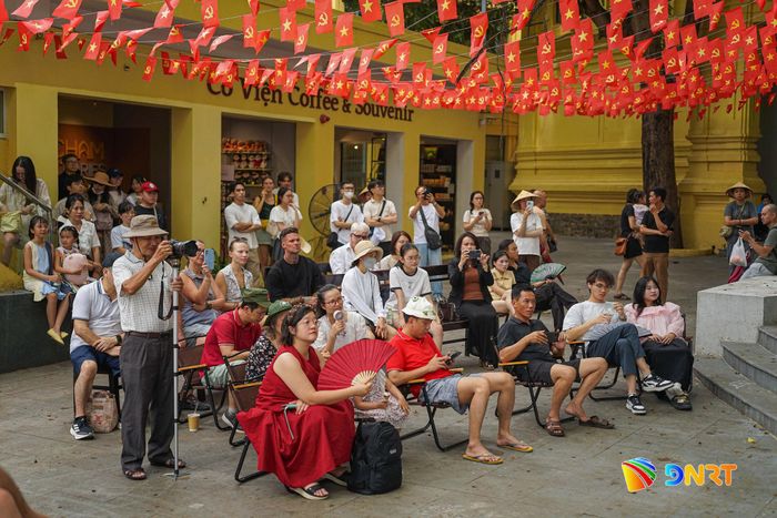 Chương trình thu hút sự theo dõi của đông đảo du khách trong và ngoài nước. Ảnh: XUÂN SƠN