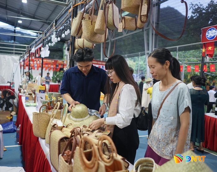 Những gian hàng thủ công mỹ nghệ thu hút du khách. Ảnh: LÂM VIÊN - TÚ UYÊN