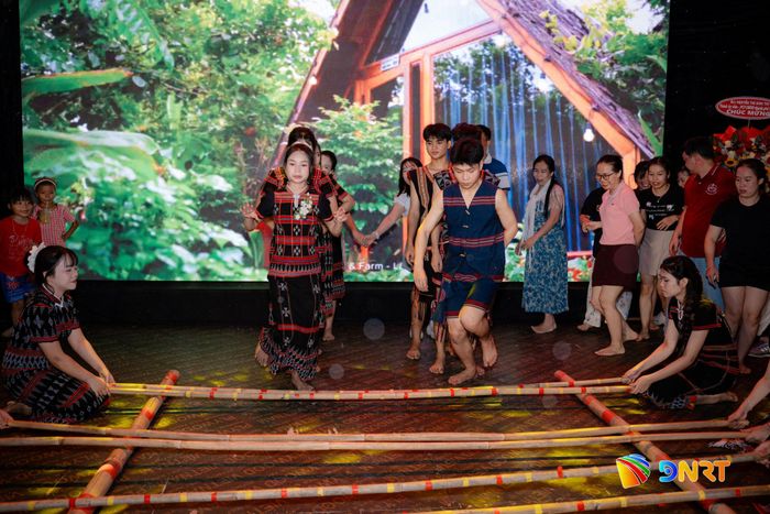 Chuỗi đêm hội giao lưu văn hóa nghệ thuật đặc sắc tại sự kiện với sự tham gia của đồng bào dân tộc thiểu số ở phường Hải Vân, xã Tây Giang, xã Trà Leng và xã Trà Tập. Ảnh: LÂM VIÊN - TÚ UYÊN 