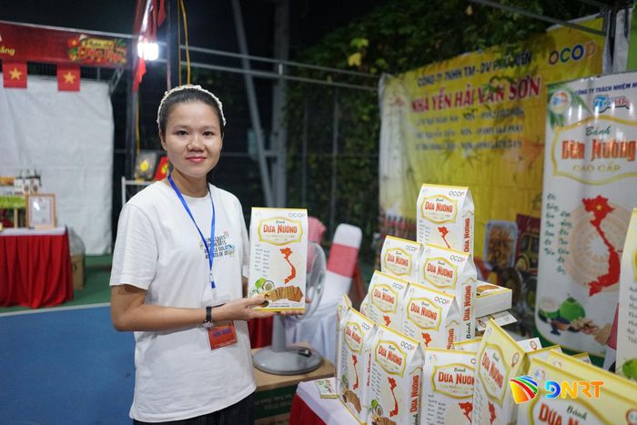 Sản phẩm bánh dừa nướng xứ Quảng của Công ty TNHH TITIHA (xã Tam Xuân) tại sự kiện. Ảnh: LÂM VIÊN - TÚ UYÊN