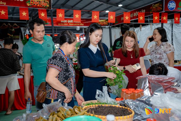 Các gian hàng nông sản của đồng bào Cơ Tu thu hút nhiều du khách. Ảnh: LÂM VIÊN - TÚ UYÊN