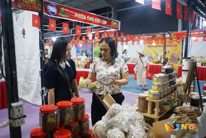 Khách tham quan tìm mua sản phẩm của cơ sở Kim Sen Sẻ. Ảnh: LÂM VIÊN - TÚ UYÊN