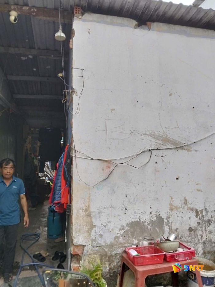 Nhiều hạng mục trong căn nhà của ông Nguyễn Văn Hùng đã xuống cấp, cần được sửa chữa.