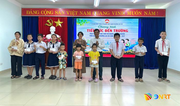 Trao hỗ trợ “Tiếp sức đến trường” cho học sinh năm học 2026-2027.