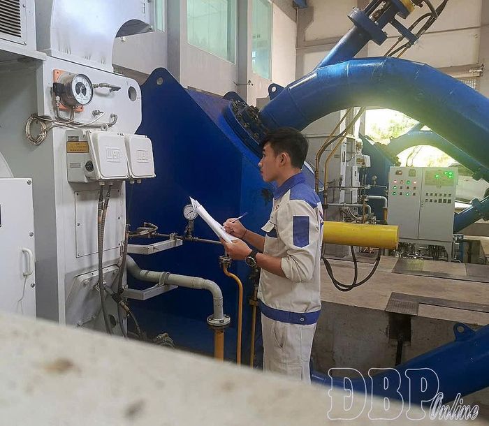 Anh Điêu Chính Long, bản Phiêng Đất, xã Nậm Nèn thực hiện công việc hàng ngày tại Nhà máy Thủy điện Nậm Khẩu Hu.