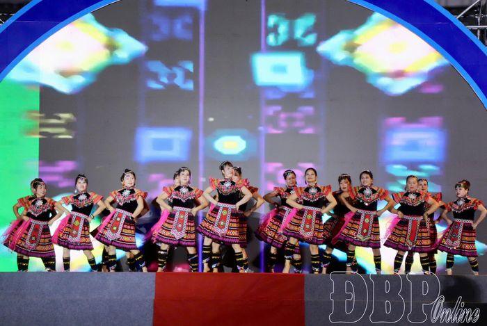Tiết mục Để Mị nói cho mà nghe do Câu lạc bộ Hoa Ban đỏ biểu diễn.