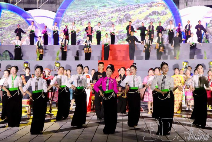 Các nghệ sĩ, diễn viên tham gia màn Múa kết đoàn.